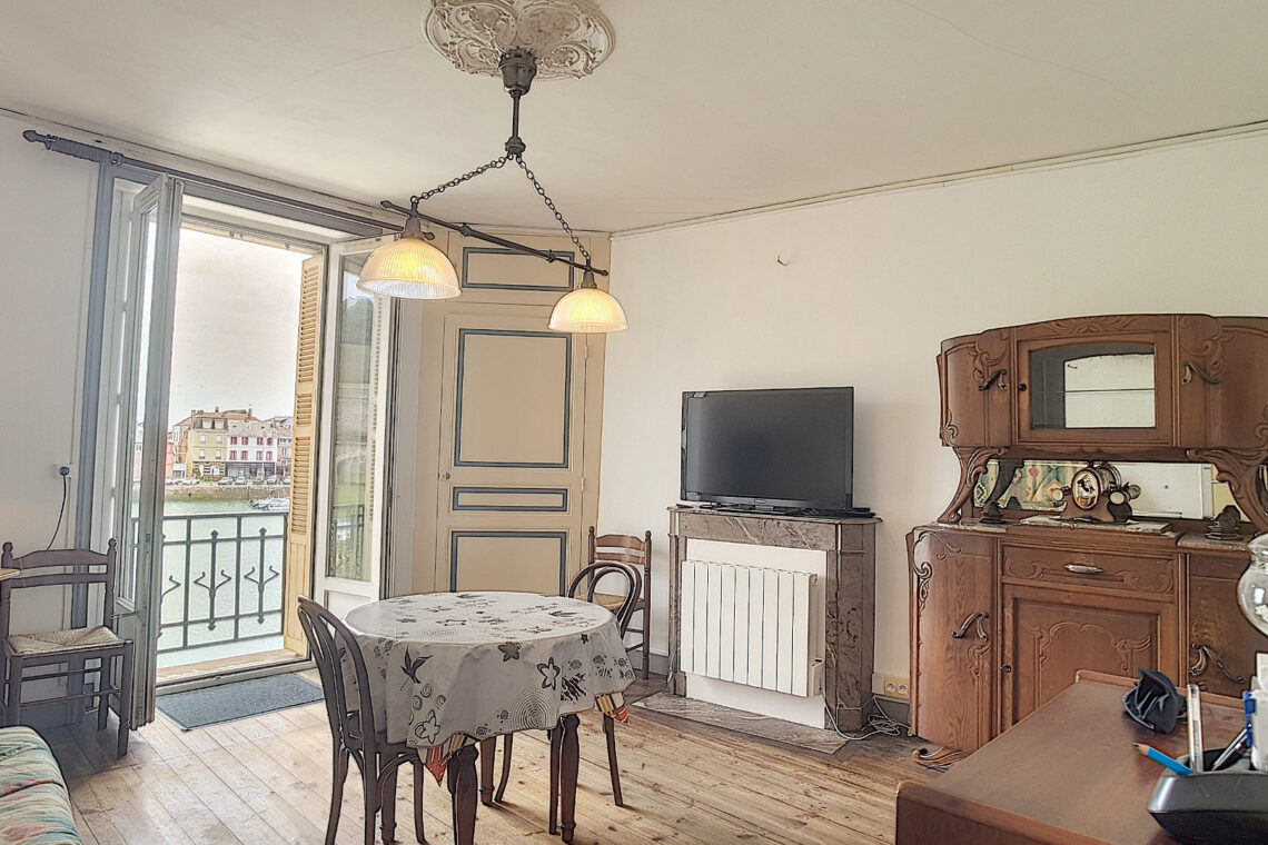 pièce de vie de l'appartement à vendre à LE PALAIS